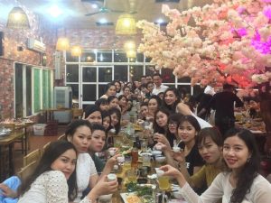 Mơ thấy m&igrave;nh đang ăn tiệc nơi đ&ocirc;ng người